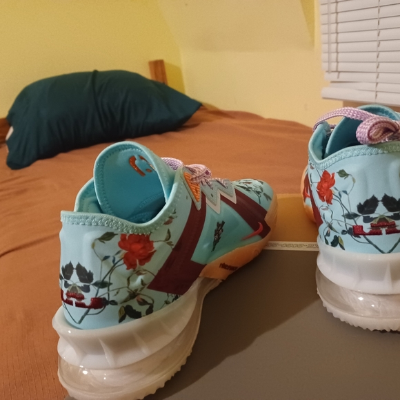 Labron 18 floral lows - Picture 3 of 6